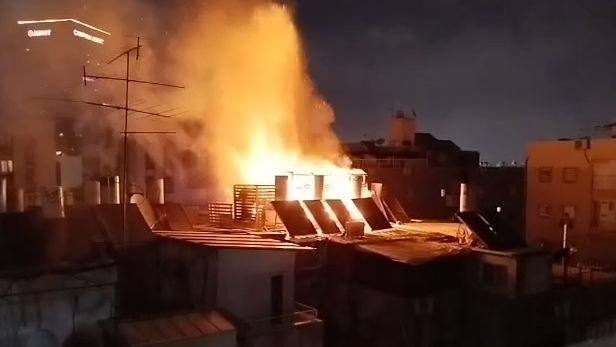 حريق في مبنى سكني في حولون جراء سقوط شظايا. (بموجب بند 27 أ لقانون الحقوق الأدبية عام 2007) حريق في مبنى سكني في حولون جراء سقوط شظايا.