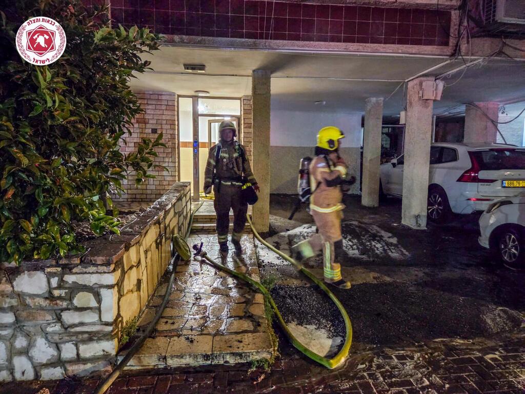 حريق في مبنى سكني في حولون جراء سقوط شظايا.