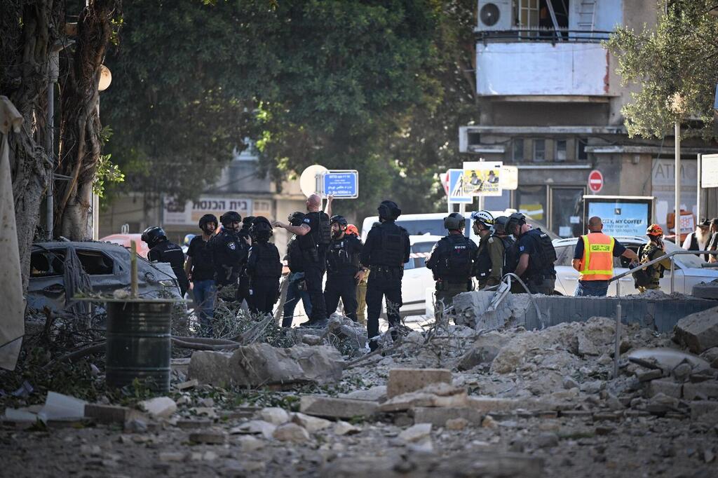 سقوط صاروخ باليستي أُطلق من إيران وتسبّب بأضرار في مدينة حيفا