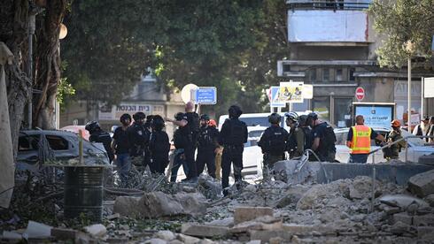 سقوط صاروخ باليستي أُطلق من إيران وتسبّب بأضرار في مدينة حيفا