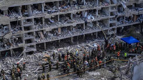 صورة تُظهر آثار الدمار في تل أبيب جرّاء صاروخ باليستي أُطلق من إيران