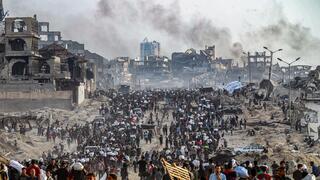 طوابير الانتظار للحصول على مساعدات إنسانية في قطاع غزة