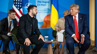 الرئيس الأمريكي دونالد ترامب برفقة الرئيس الأوكراني فولوديمير زيلينسكي في قمة الناتو