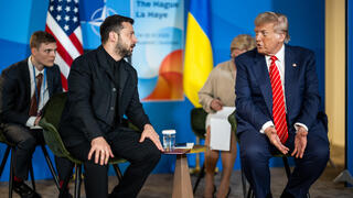 الرئيس الأمريكي دونالد ترامب برفقة الرئيس الأوكراني فولوديمير زيلينسكي في قمة الناتو