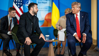 الرئيس الأمريكي دونالد ترامب برفقة الرئيس الأوكراني فولوديمير زيلينسكي في قمة الناتو