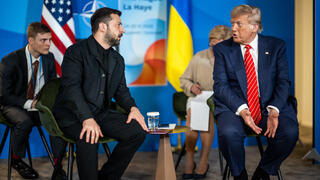 الرئيس الأمريكي دونالد ترامب برفقة الرئيس الأوكراني فولوديمير زيلينسكي في قمة الناتو