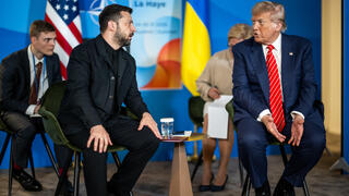 الرئيس الأمريكي دونالد ترامب برفقة الرئيس الأوكراني فولوديمير زيلينسكي في قمة الناتو