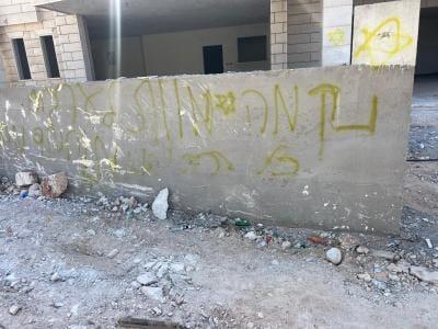 خط شعارات عنصرية على 14 منزلا في قرية طرعان وحالة من الغضب بين الأهالي (بموجب بند 27 أ لقانون الحقوق الأدبية عام 2007) خط شعارات عنصرية على 14 منزلا في قرية طرعان وحالة من الغضب بين الأهالي