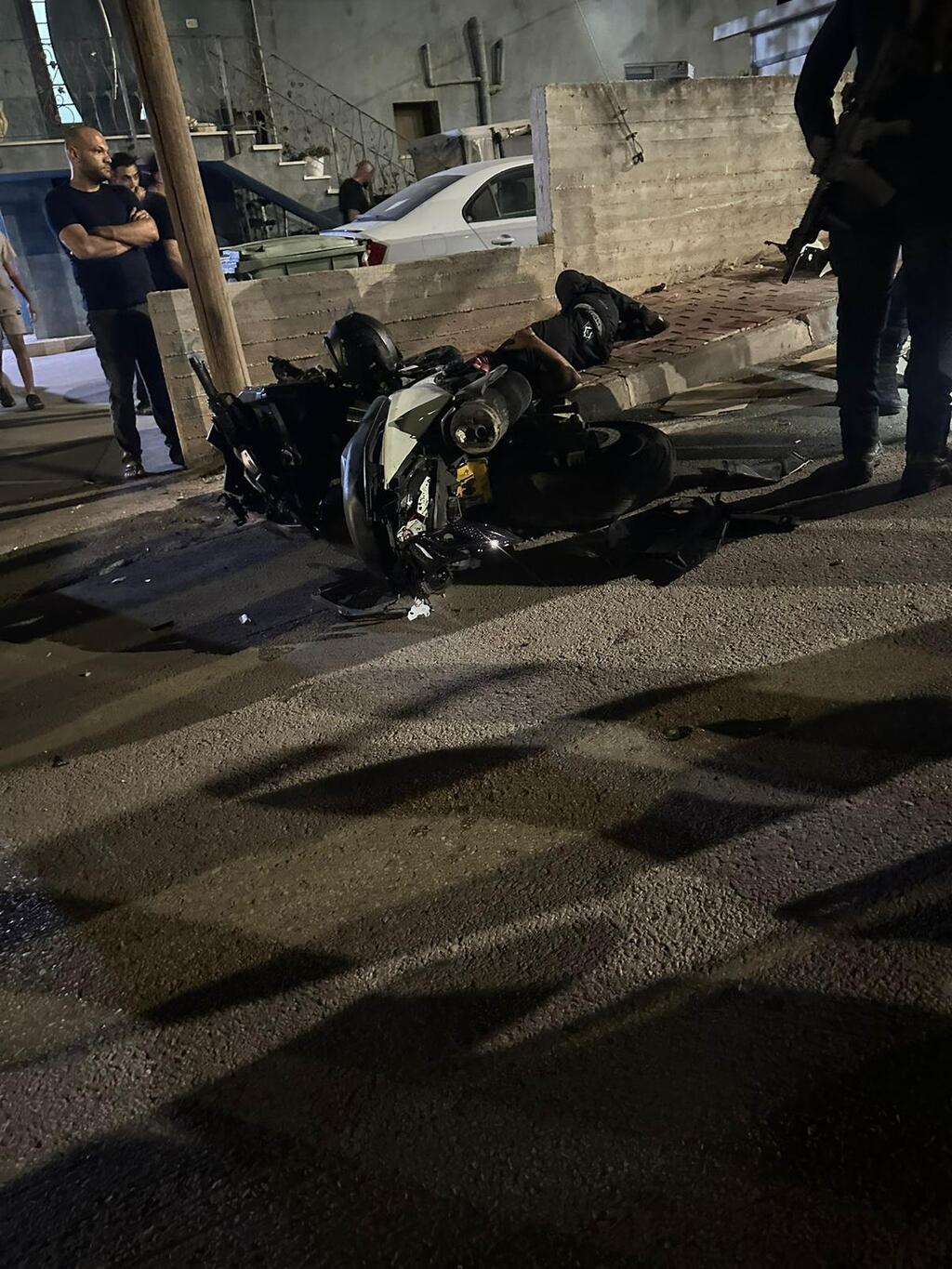 الشبهات: أطلقا النار باتجاه منزل في كفر مصر وأصيبا بجروح خطيرة ومتوسطة (بموجب بند 27 أ لقانون الحقوق الأدبية عام 2007) الشبهات: أطلقا النار باتجاه منزل في كفر مصر وأصيبا بجروح خطيرة ومتوسطة
