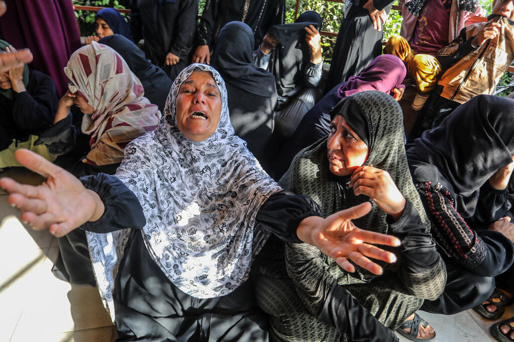 فلسطينيون يشيّعون ضحايا قُتلوا في غارة جوية إسرائيلية قرب مستشفى ناصر في خان يونس