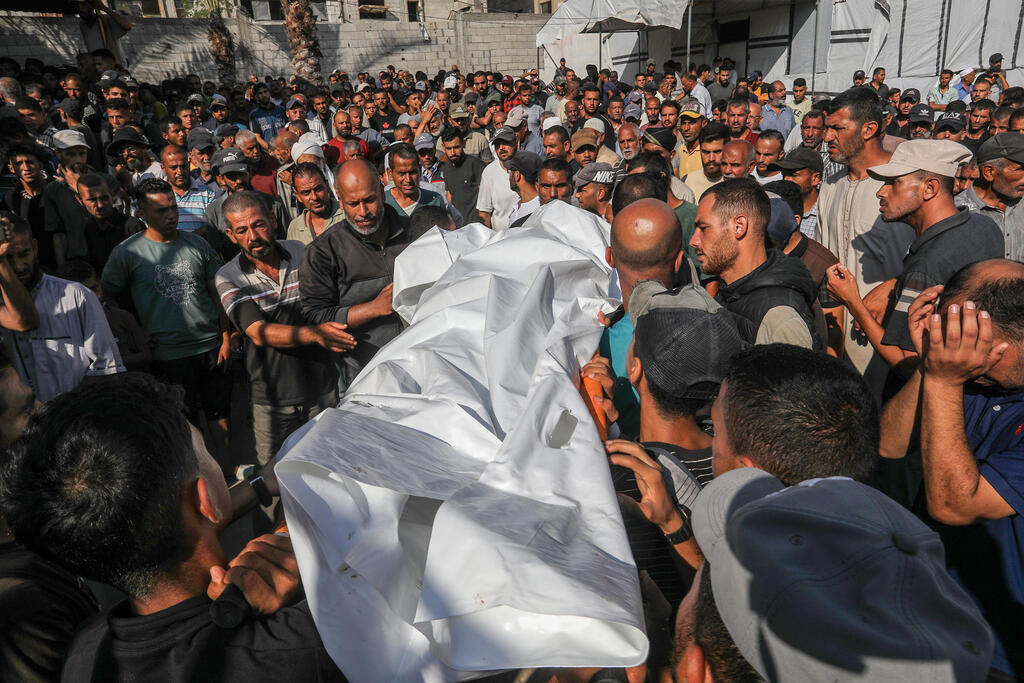 فلسطينيون يشيّعون ضحايا قُتلوا في غارة جوية إسرائيلية قرب مستشفى ناصر في خان يونس
