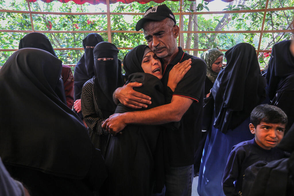 فلسطينيون يشيّعون ضحايا قُتلوا في غارة جوية إسرائيلية قرب مستشفى ناصر في خان يونس
