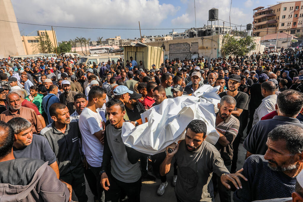 فلسطينيون يشيّعون ضحايا قُتلوا في غارة جوية إسرائيلية قرب مستشفى ناصر في خان يونس