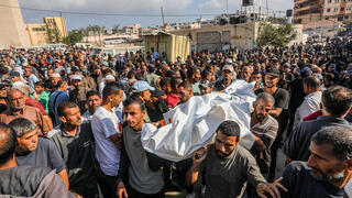 فلسطينيون يشيّعون ضحايا قُتلوا في غارة جوية إسرائيلية قرب مستشفى ناصر في خان يونس