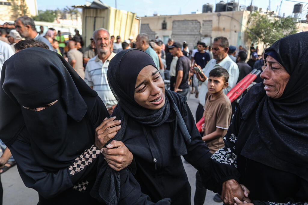 فلسطينيون يشيّعون ضحايا قُتلوا في غارة جوية إسرائيلية قرب مستشفى ناصر في خان يونس