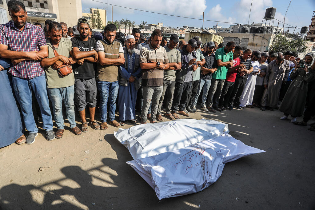 فلسطينيون يشيّعون ضحايا قُتلوا في غارة جوية إسرائيلية قرب مستشفى ناصر في خان يونس (Flash90) فلسطينيون يشيّعون ضحايا قُتلوا في غارة جوية إسرائيلية قرب مستشفى ناصر في خان يونس