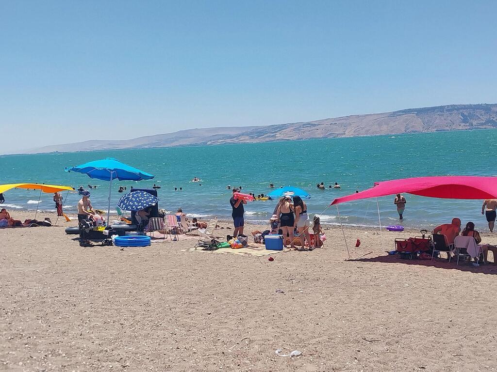 أكثر من 15 ألف مستجم على شواطئ بحيرة طبريا