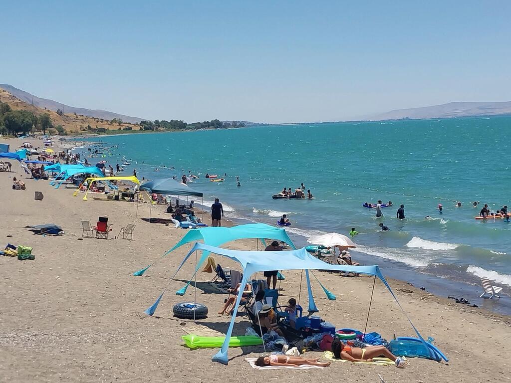 أكثر من 15 ألف مستجم على شواطئ بحيرة طبريا