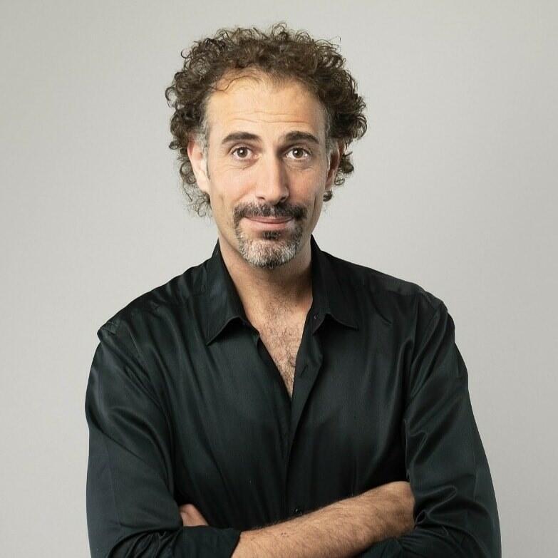 أيمن نحاس (وفق البند 27 أ من قانون الحقوق الأدبية (2007))  أيمن نحاس