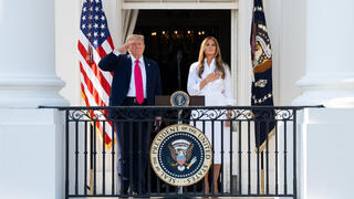 السيدة الأولى ميلانيا ترامب والرئيس الأمريكي دونالد ترامب من شرفة البيت الأبيض.