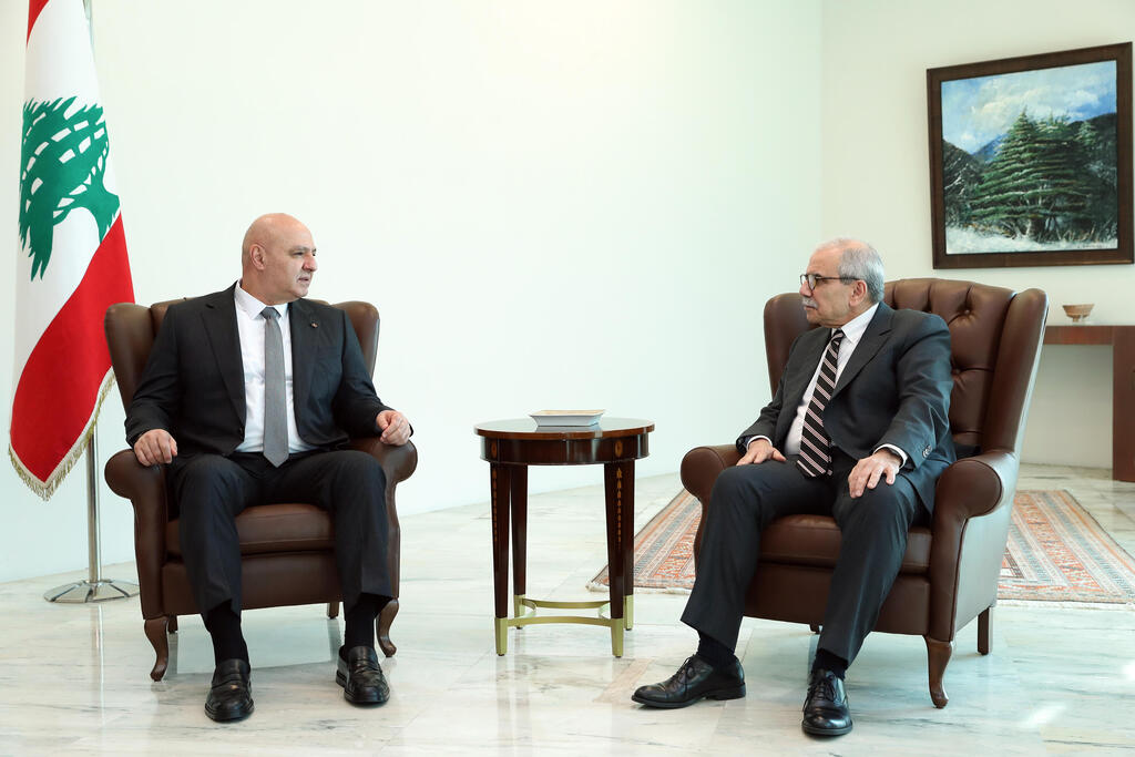 الرئيس اللبناني جوزاف عون رفقة رئيس الوزراء اللبناني نواف سلام