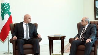 الرئيس اللبناني جوزاف عون رفقة رئيس الوزراء اللبناني نواف سلام