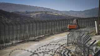  قوات الأمن الإسرائيلية في حالة حراسة عند السياج الحدودي مع سوريا، قرب بلدة مجدل شمس