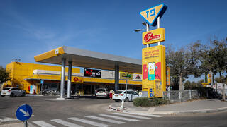 محطة وقود صورة عامة