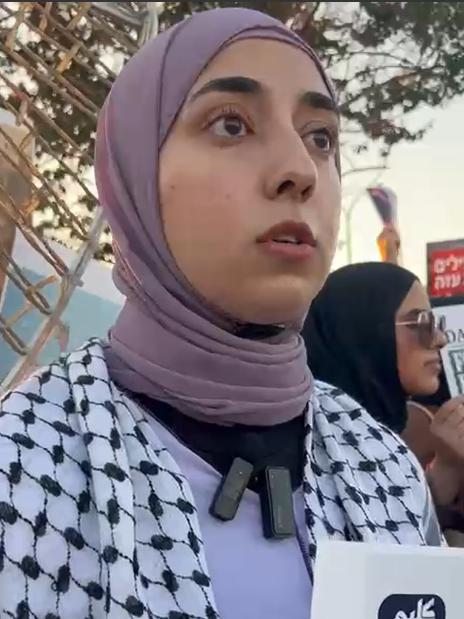 رحيق مرعب في الوقفة الاحتجاجية في كفرقاسم