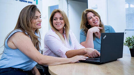 برنامج "منتصف الطريق": دعم النساء فوق سن الخمسين للاندماج في سوق العمل