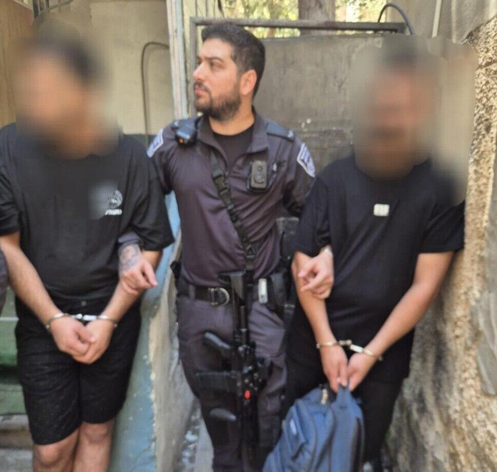 اعتقال فلسطينيين في تل أبيب وإغلاق مقهى بذريعة عملهم دون ترخيص