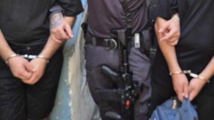 اعتقال فلسطينيين في تل أبيب وإغلاق مقهى بذريعة عملهم دون ترخيص