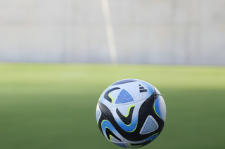 نجم كرة قدم سابق يغادر البلاد