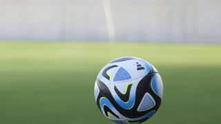 نجم كرة قدم سابق يغادر البلاد