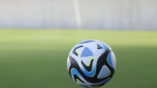 نجم كرة قدم سابق يغادر البلاد