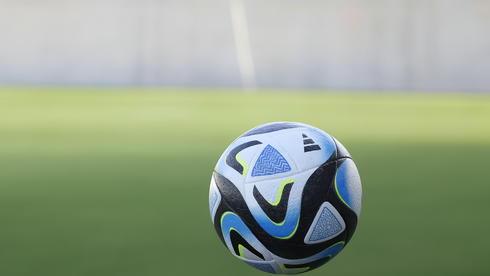 نجم كرة قدم سابق يغادر البلاد