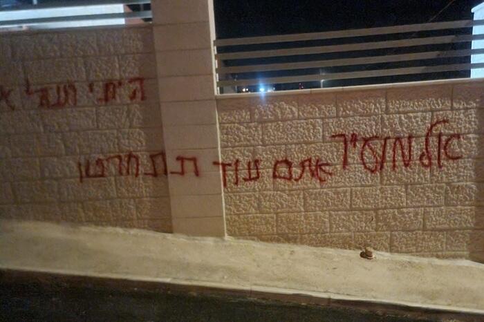 مستوطنون يحرقون سيارات ويعتدون على ممتلكان فلسطينيين في قرية الطيبة شرقي رام الله (وكالة وفا) مستوطنون يحرقون سيارات ويعتدون على ممتلكان فلسطينيين في قرية الطيبة شرقي رام الله
