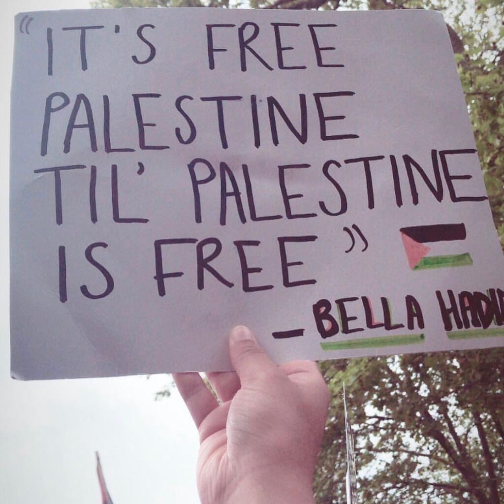 بيلا حديد تستعيد طفولتها برسالة FREE PALESTINE