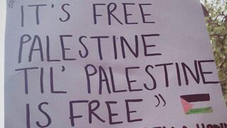 بيلا حديد تستعيد طفولتها برسالة FREE PALESTINE