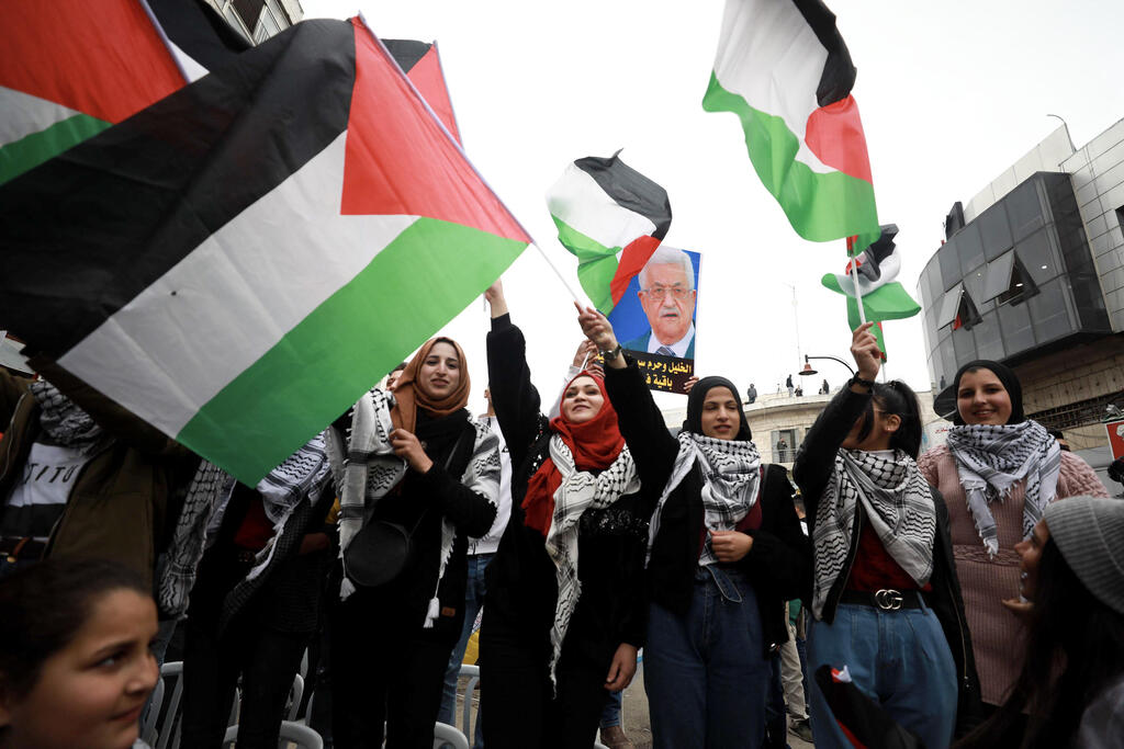 رفع العلم الفلسطيني خلال مظاهرة