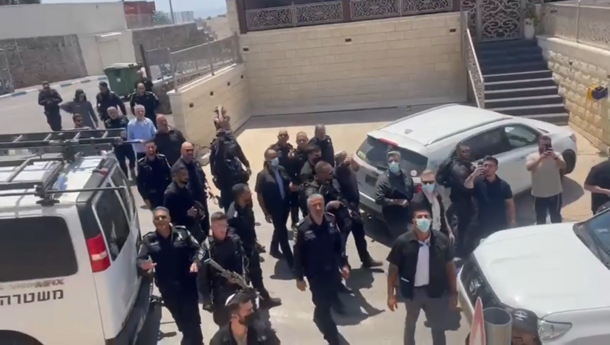 اهالي يهاجمون بن غفير خلال جولة له في طوبا الزنغرية
