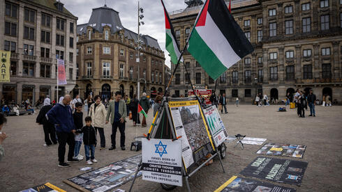 رفع العلم الفلسطيني خلال مظاهرة