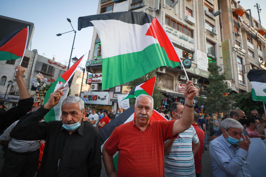 رفع العلم الفلسطيني خلال مظاهرة