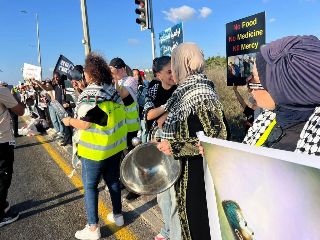 الوقفة بين مدينتي الطيبة والطيرة 