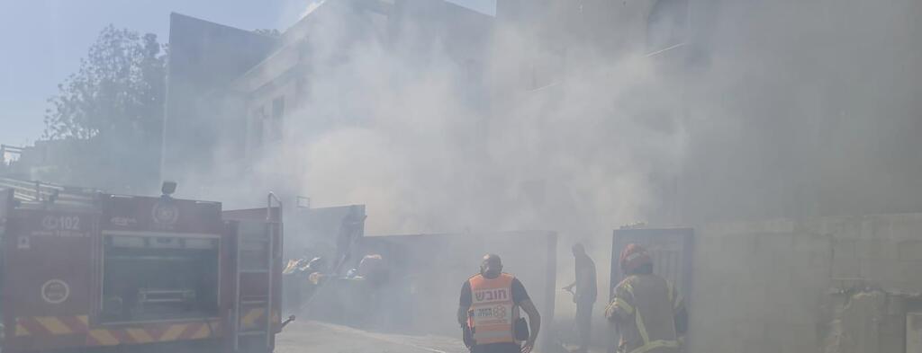 كفرقاسم: اندلاع حريق في مبنى سكنيوفرق الإنقاذ تبحث عن عالقين (تصوير: سلطة الإطفاء والإنقاذ – لواء المركز) كفرقاسم: اندلاع حريق في مبنى سكنيوفرق الإنقاذ تبحث عن عالقين