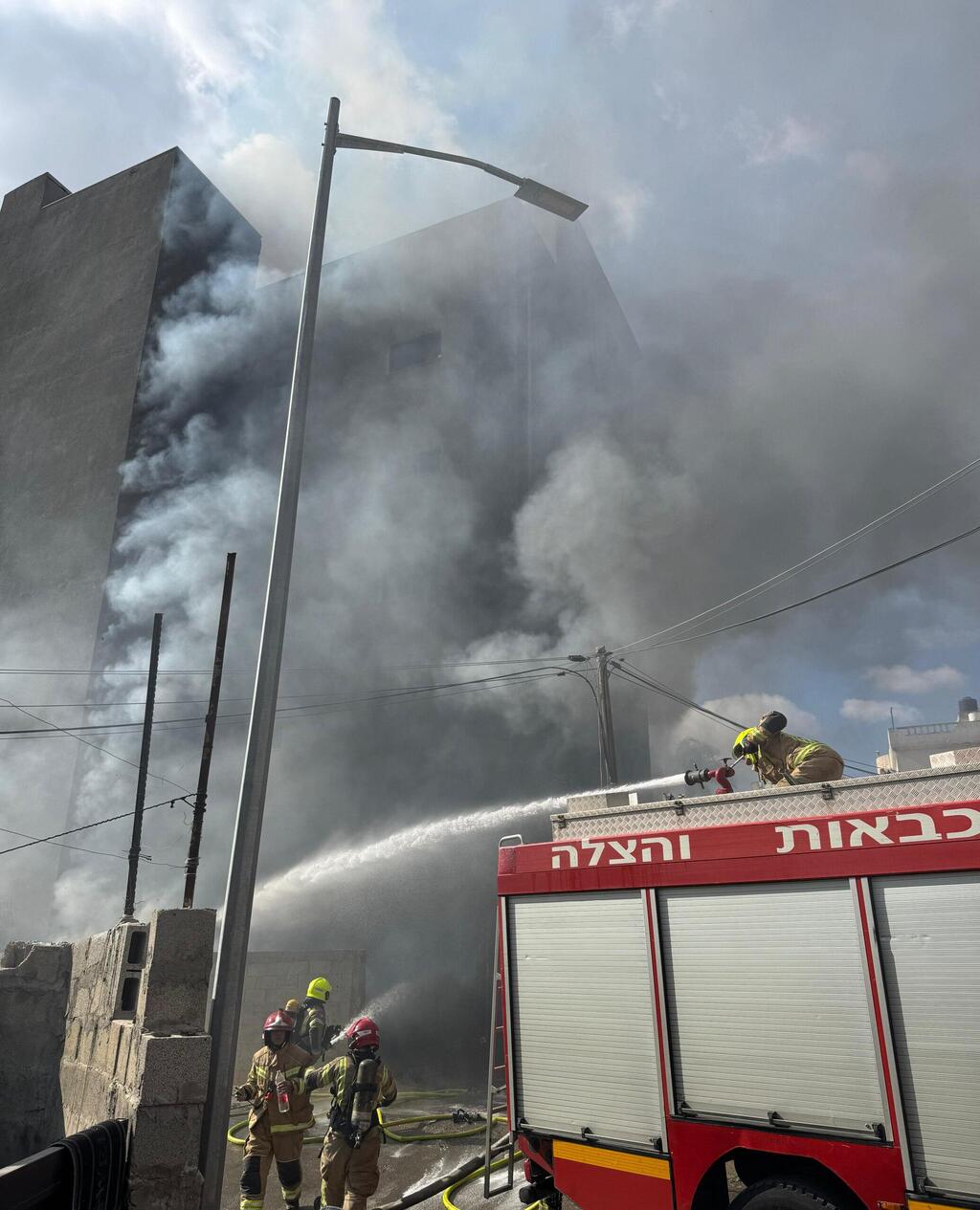  حريق في مبنى من خمس طبقات في كفر قاسم