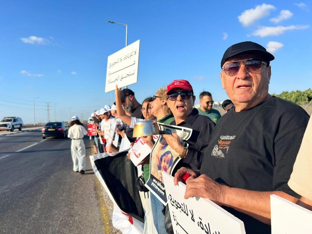 الوقفة بين مدينتي الطيبة والطيرة 