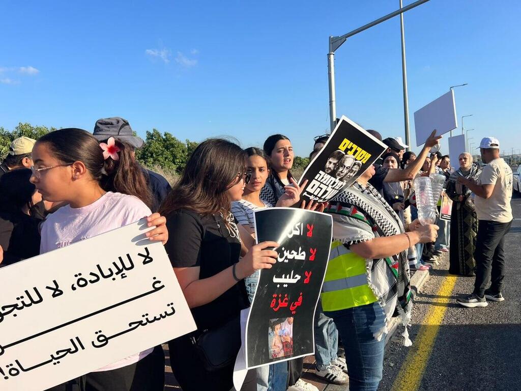 الوقفة بين مدينتي الطيبة والطيرة 