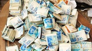 الشرطة: ضبط أكثر من مليون شيكل نقدًا وآلاف الدولارات واليورو في منزل ببلدة شعب شمالي البلاد واعتقال رجلين (29 و63 عاما)