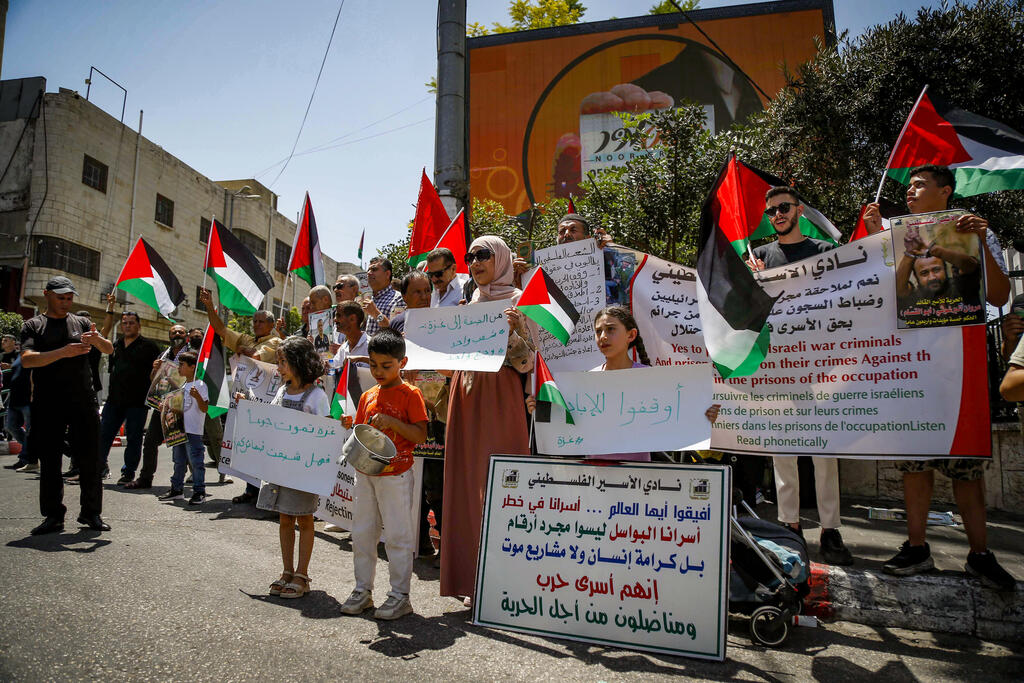 الفلسطينيون يحيون "اليوم الوطني والعالمي لنصرة غزة والأسرى" في مدن الضفة